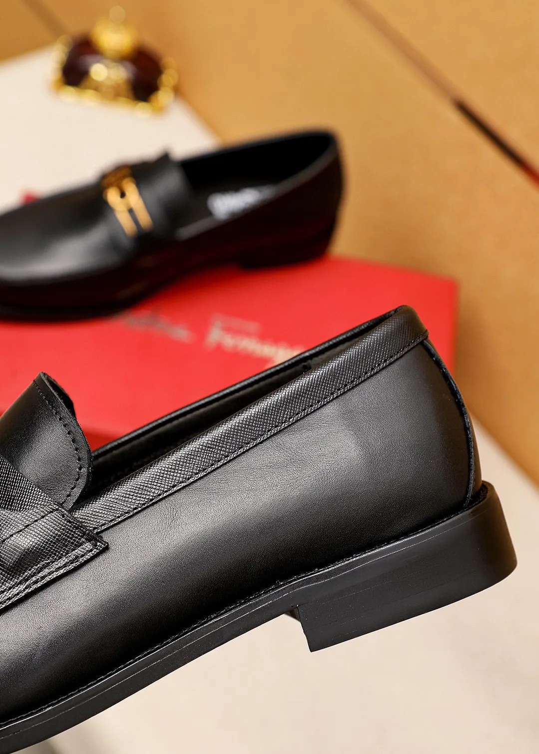 Men's shoes 💰480💐 Product trademark: Ferragamo "Ferragamo" casual leather shoes Regular size: 38-44 (45.46🉑️customized) Product materials: Selected imported first-layer calfskin upper + luxury hardware buckle, imported water-dyed cowhide leather lining. Strong three-dimensional visual effect, original outsole color: 1⃣️color optional